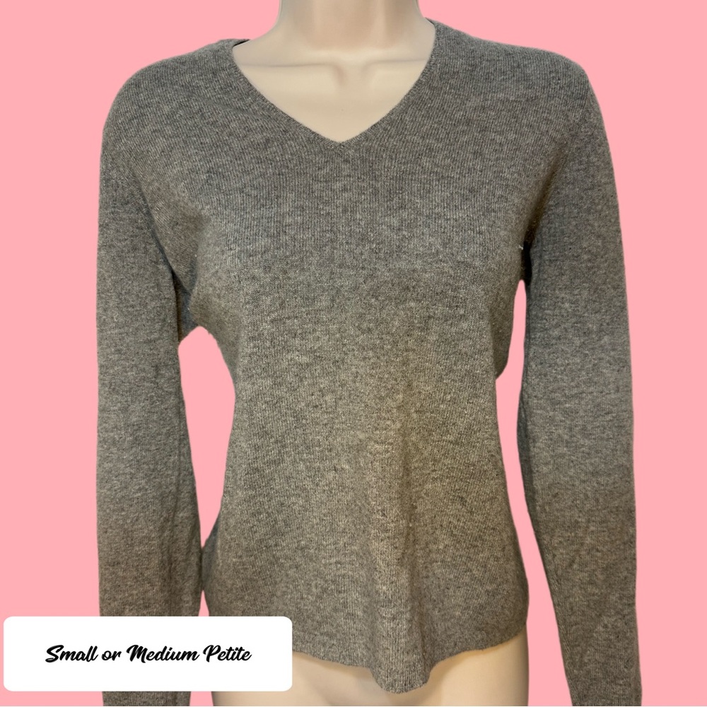 SOLD 🔴Cashmere Ann Taylor Medium petite sweater